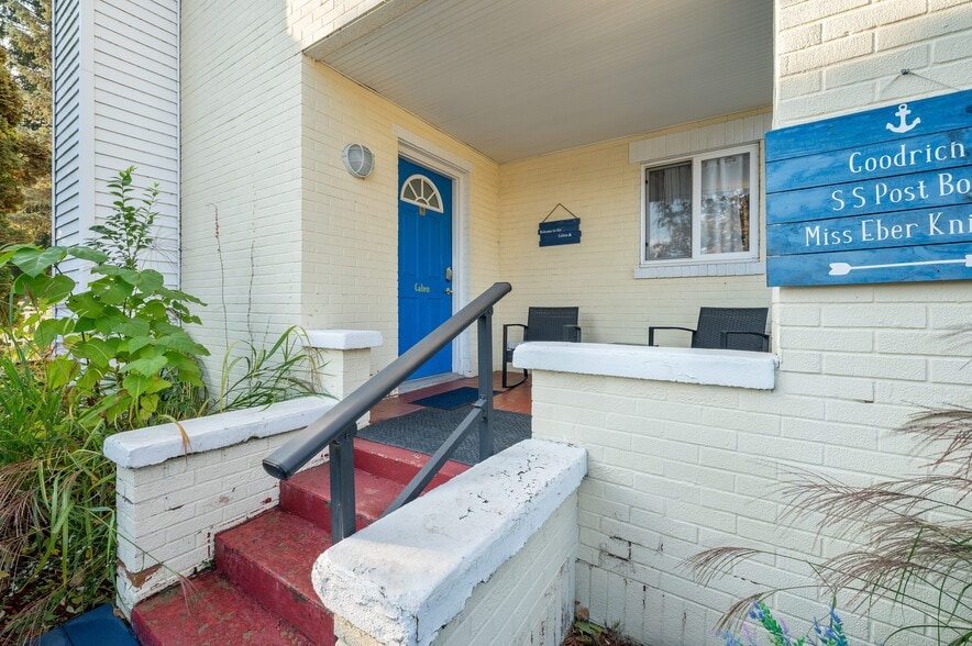 More Photos Of 231 E Buffalo St, New Buffalo Hotel For Sale