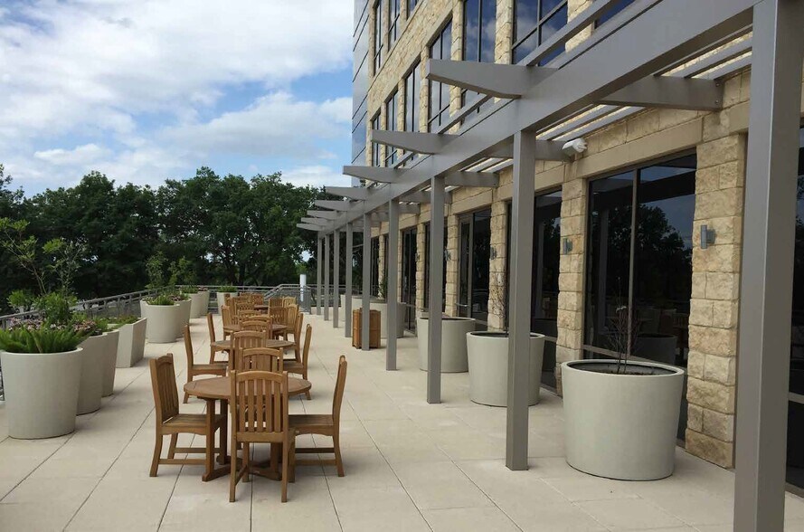 More Photos Of 250 W Nottingham Pl, San Antonio Office For Lease