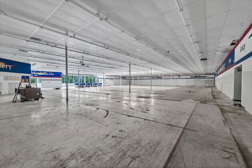 More Photos Of 510 Glade st, Glade Spring Supermarket For Sale