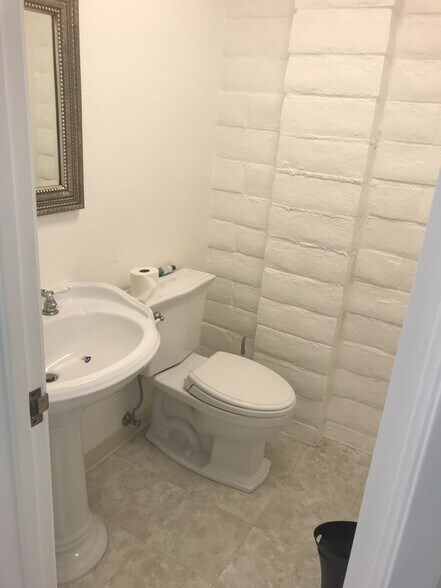 More Photos Of 178 S Victoria Ave, Ventura Medical For Lease