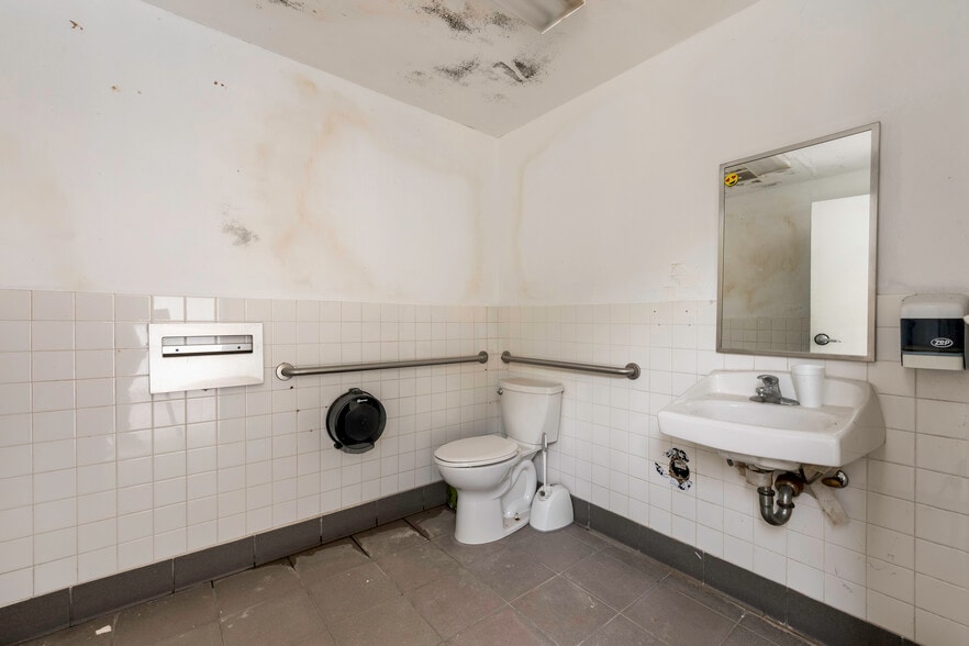 More Photos Of 1520 W Coast Hwy, Newport Beach Auto Dealership For Sale