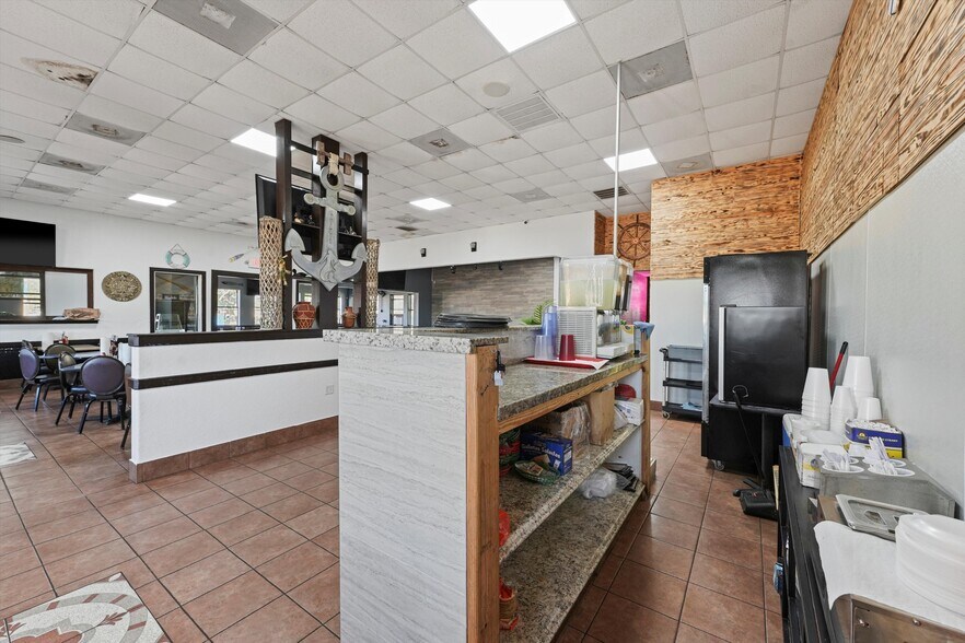 More Photos Of 918 W Plantation Dr, Clute Restaurant For Sale