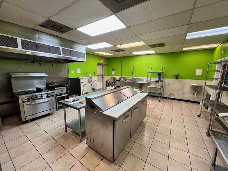 More Photos Of 8514 C E King Pky, Houston Unknown For Lease