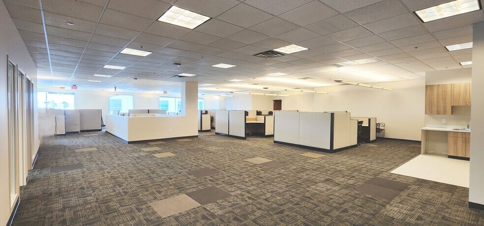 More Photos Of 8911 S Sandy Pky, Sandy Unknown For Lease