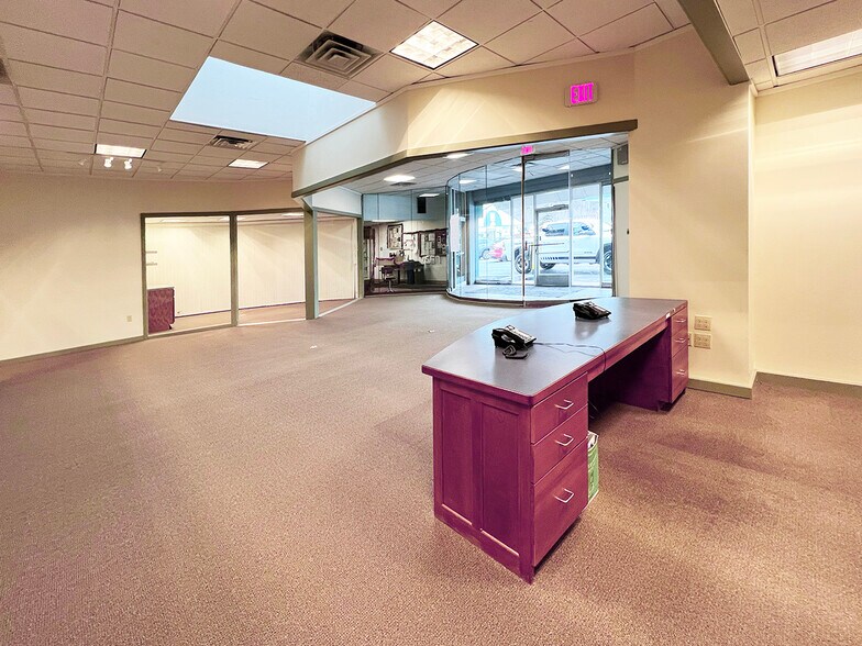 More Photos Of 35 Center St, Wolfeboro Storefront Retail Office For Lease