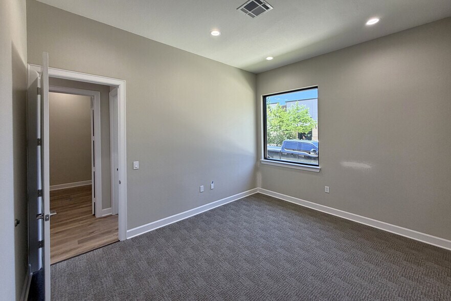 More Photos Of 625 Regal Row, Montgomery Office For Lease