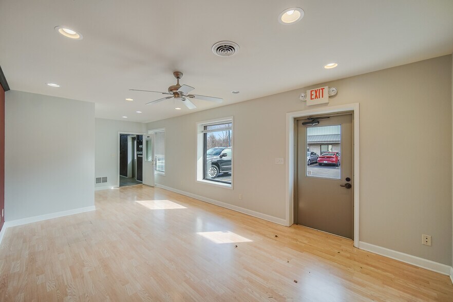 More Photos Of 926 Geneva St, Shorewood Warehouse For Lease