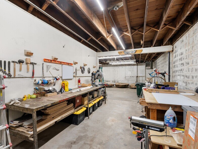 More Photos Of 1305 SE Belmont St, Portland Office For Sale