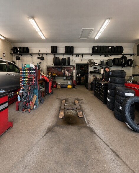 More Photos Of 262 Quassaick Ave, New Windsor Township Auto Repair For Sale