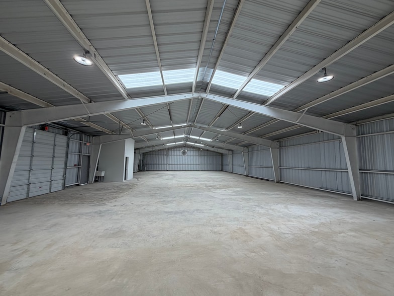 More Photos Of 118-122 W Turbo Dr, San Antonio Warehouse For Lease
