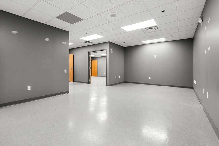 More Photos Of 4 Preston Ct, Bedford Office For Lease