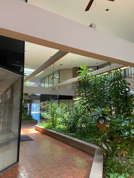 More Photos Of 10810 Katy Fwy, Houston Office For Lease