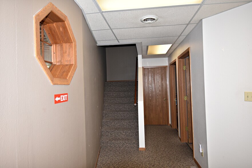 More Photos Of 14 E Charles St, Oelwein Office For Sale