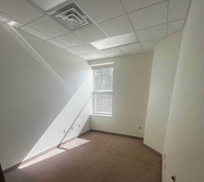 More Photos Of 265 W Main St, Kent Medical For Lease