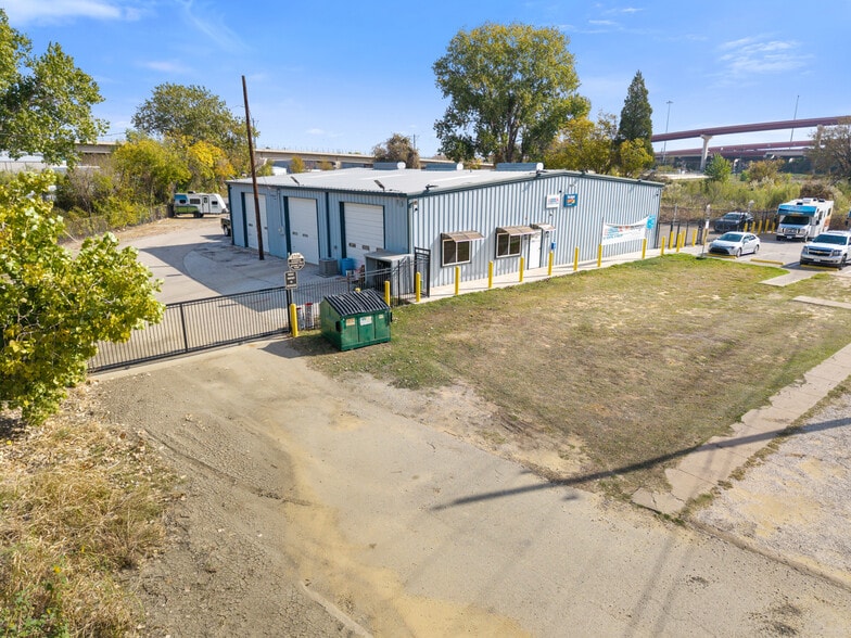 More Photos Of 2630 N Interstate 35E, Carrollton Service For Sale