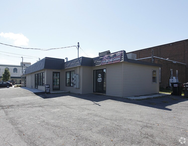 Primary Photo Of 2002 Genesee St, Utica Restaurant For Lease