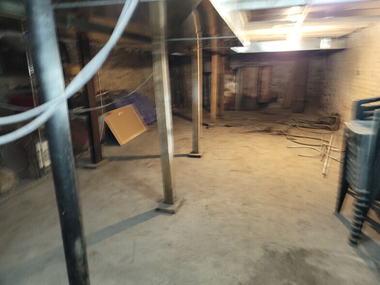 More Photos Of 90 E Jefferson St, Franklin Specialty For Lease