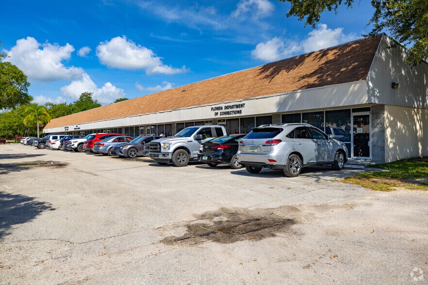 More Photos Of 1402-1472 Old Dixie Hwy, Vero Beach Storefront Retail Office For Lease