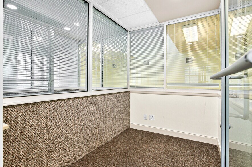 More Photos Of 525 8th St W, Bradenton Office For Sale