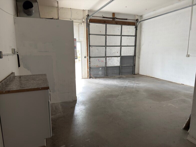 More Photos Of 18290 Paulson Dr, Port Charlotte Warehouse For Lease