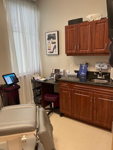 More Photos Of 14090 Metropolis Ave, Fort Myers Medical For Lease