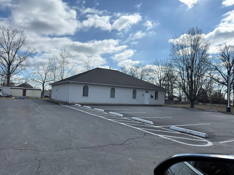 More Photos Of 1704 N Holmes Dr, Marion Office For Sale