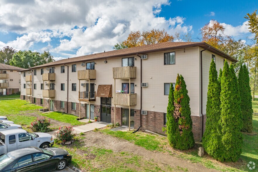 Primary Photo Of 4210 Hubbell Ave, Des Moines Apartments For Sale