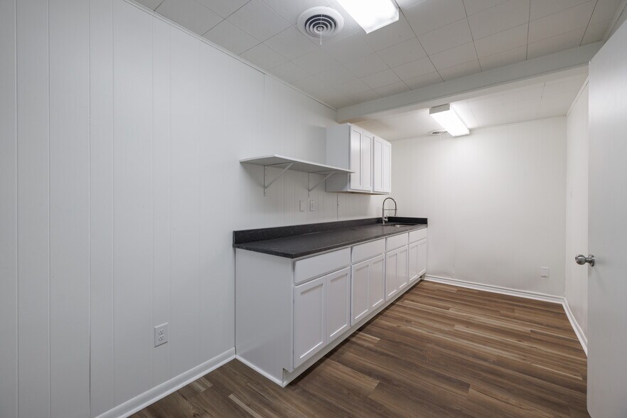 More Photos Of 623-627 Pine St, Abilene Storefront For Sale