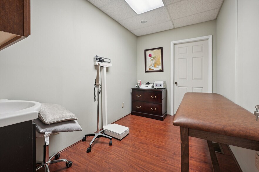 More Photos Of 800 Wyckoff Ave, Wyckoff Office For Sale