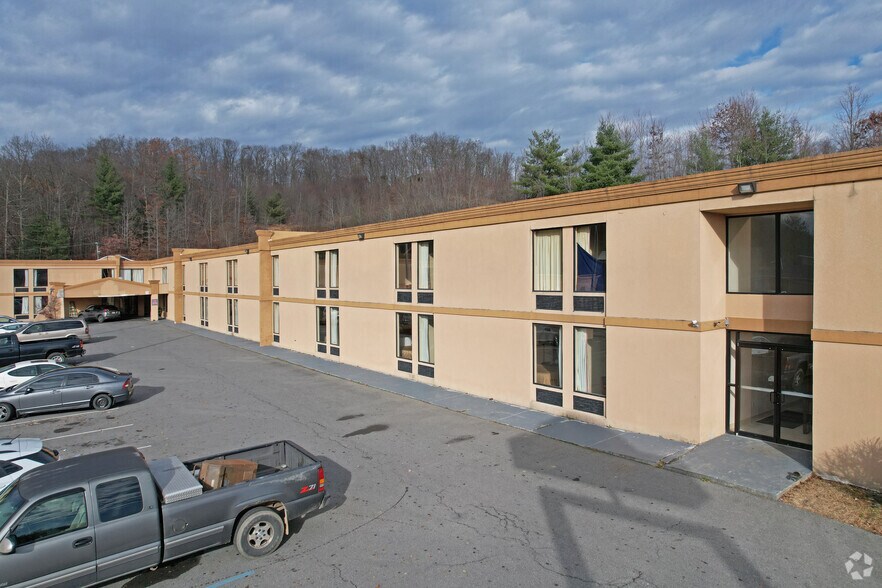 Primary Photo Of 127 Ontario Dr, Mount Hope Hotel For Sale