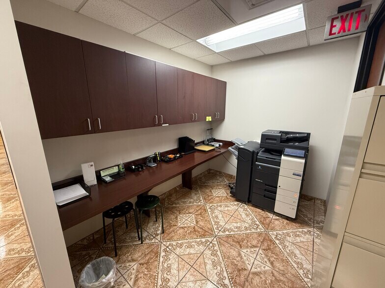 More Photos Of 202 E Earll Dr, Phoenix Medical For Sale