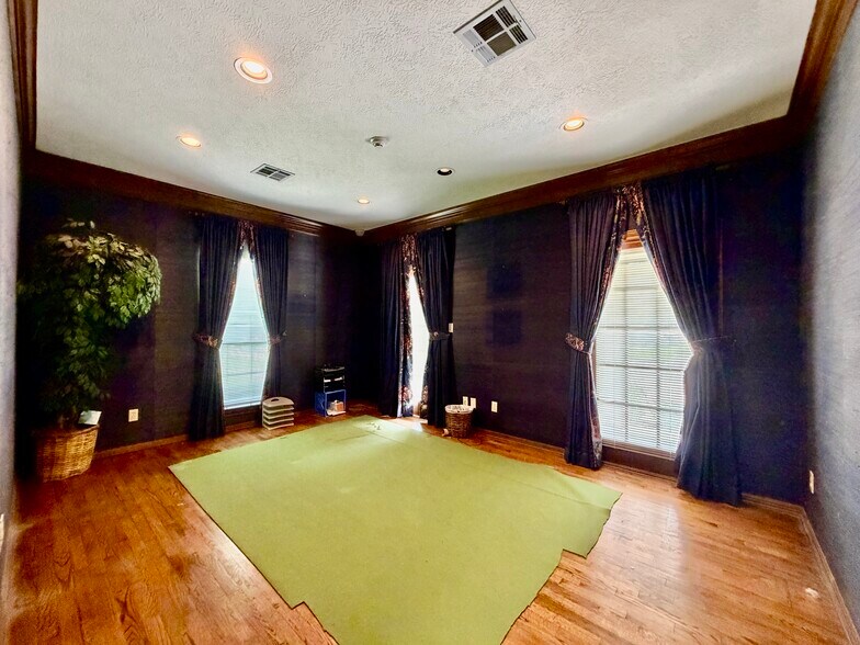 More Photos Of 3560 Delaware St, Beaumont Medical For Sale