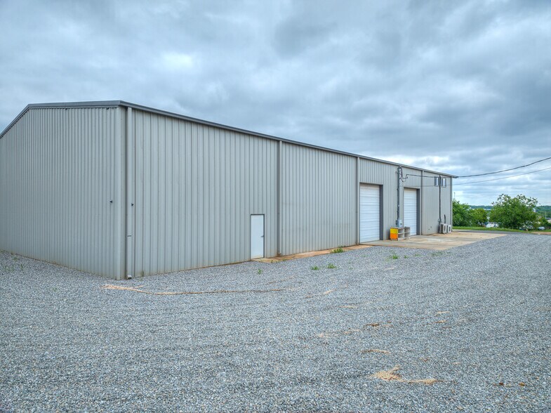 More Photos Of 6355 Boucher Dr, Edmond Showroom For Lease