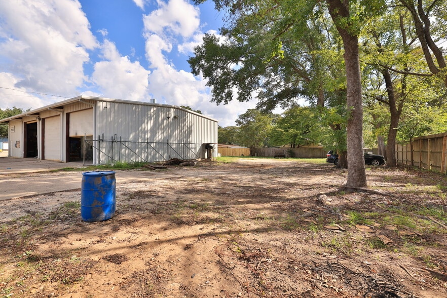 More Photos Of 2214 N Frazier St, Conroe Auto Repair For Sale