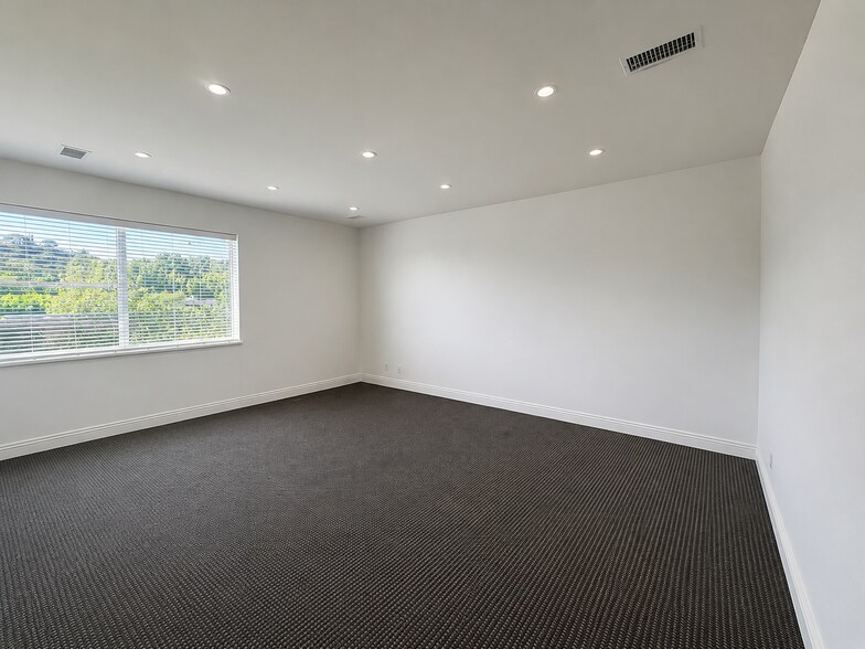 More Photos Of 15840 Ventura Blvd, Encino Office For Lease