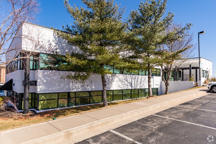 More Photos Of 3171 NE Carnegie Dr, Lee's Summit Office For Sale