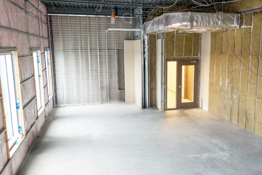 More Photos Of 906 Rue Principale, Granby Office For Lease
