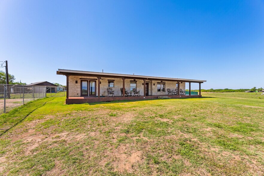 More Photos Of 5800 Curran Dr, Von Ormy Veterinarian Kennel For Sale