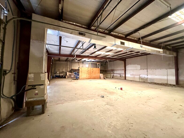 More Photos Of 4722 Shavano Oak, San Antonio Light Manufacturing For Sale