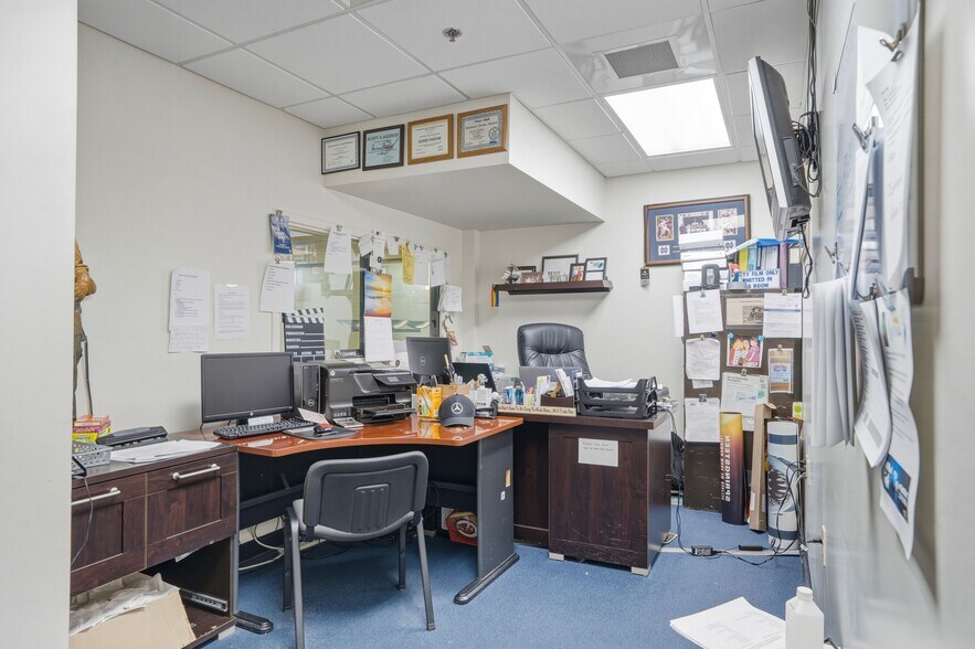 More Photos Of 655 N Opportunity Dr, Columbia City Movie Radio TVStudio For Sale