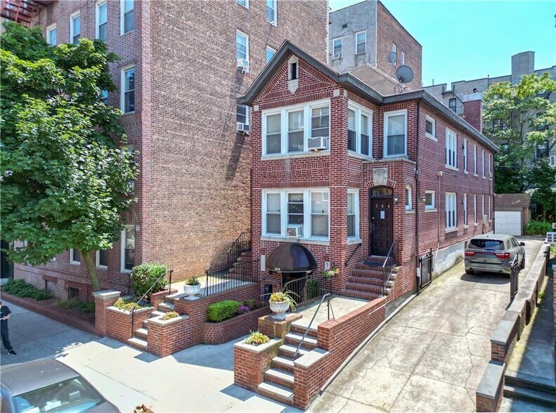 More Photos Of 364 97th St, Brooklyn Office Residential For Lease