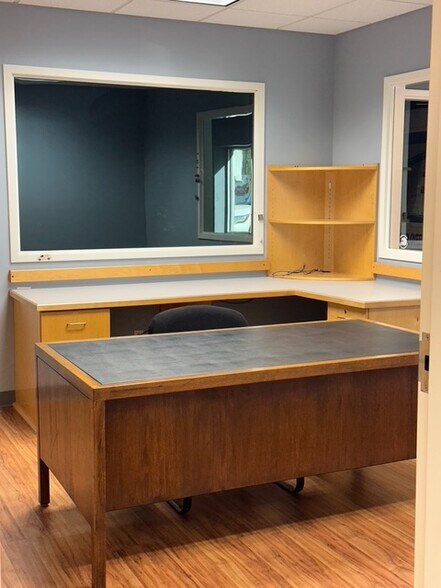 More Photos Of 160 S Turnpike Rd, Wallingford Light Distribution For Lease