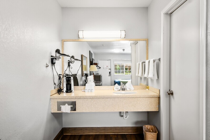 More Photos Of 4029 Marlane Dr, Grove City Hotel For Sale