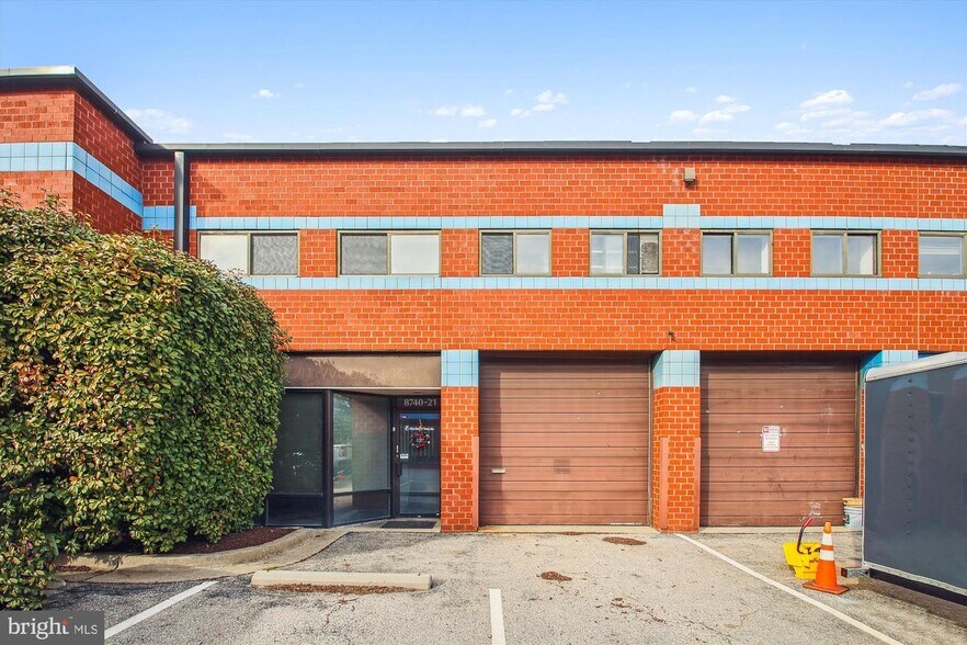 More Photos Of 8740 Cherry Ln, Laurel Light Manufacturing For Sale