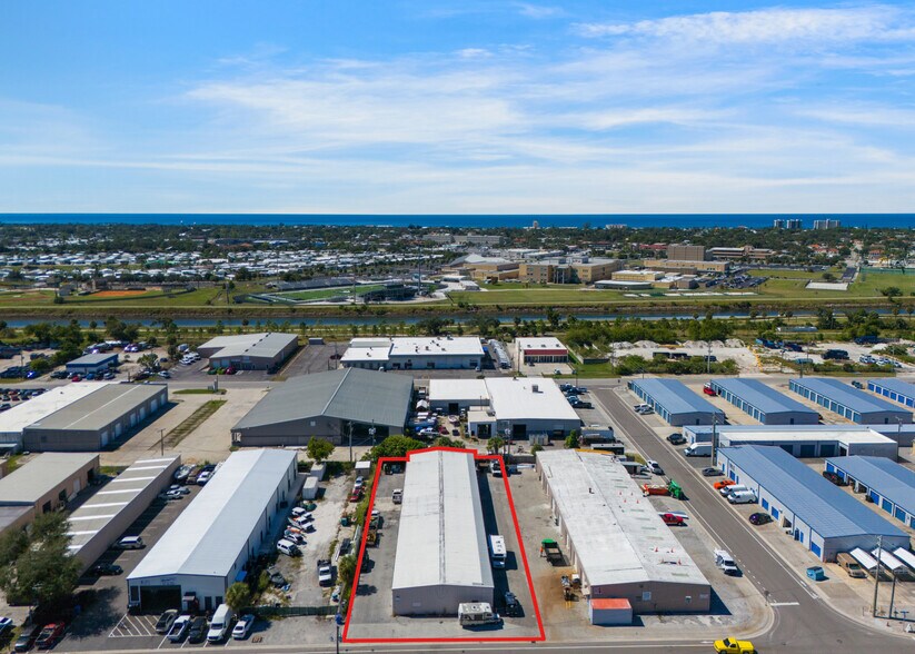 More Photos Of 306 Warfield Ave, Venice Warehouse For Sale