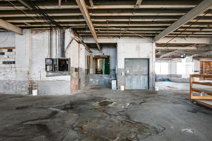 More Photos Of 113 W Bank St, Petersburg Warehouse For Sale