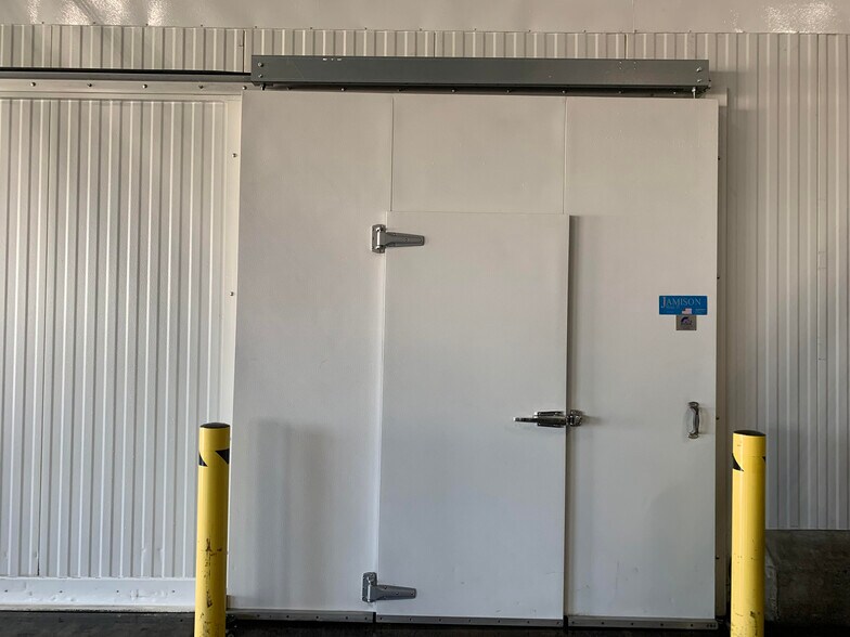 More Photos Of 5540 W 104th St, Los Angeles Warehouse For Lease