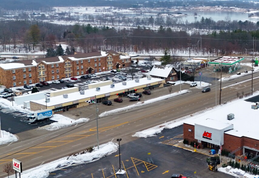 Primary Photo Of 116 Peterson Rd, Libertyville General Retail For Sale