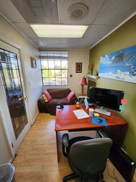 More Photos Of 960 W 17th St, Santa Ana Office For Sale