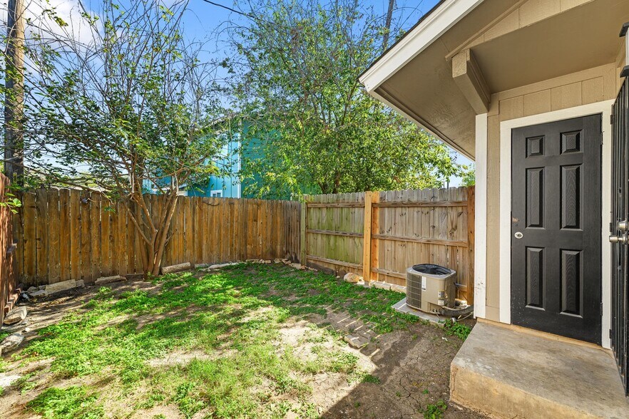 More Photos Of 6913 Wentworth Dr, Austin Multifamily For Sale